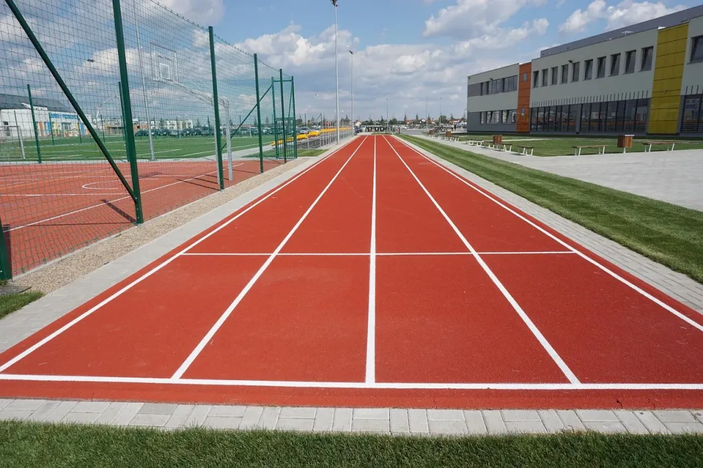 Profesjonalna bieżnia lekkoatletyczna przygotowana do zawodów sportowych.